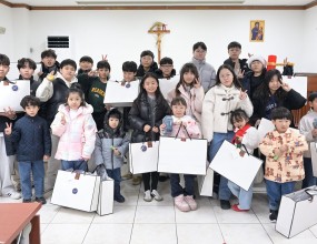 주님 성탄 낮 미사 중 가정학교 학생과 부모님들의

축하 공연이 있었습니다.

신부님께서 학생들에게 성탄 선물도 주셨습니다.