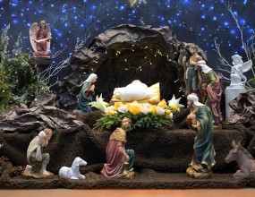 '보라, 만군의 주님이 오신다.
그분께 나라와 권능과 권세가 있다.'

주님 공현 대축일은 아기 예수님이 세명의 동방박사에 의해
예수님이 메시아임이 드러나게 된 것을 기념하는 날입니다.

