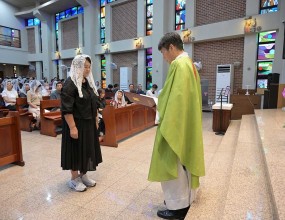 2026년 8월 30일 교중미사 중

성가정 시니어 아카데미 학장 임명장 수여식
박경숙 (카타리나) 자매님

전입교우 환영식이 있었습니다.
6구역 마태오 - 유재열(비오) 형제님
환영합니다.

교중미사 후 대교리실에서 성경통독 2차 그룹원 전체 모임이 있었습니다.