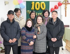 2025년 12월 14일 교중 미사 후 대교리실에서
새 신자 백일잔치가 있었습니다.
축하 자리를 함께 해주신 신부님 수녀님 그리고
준비해 주신 봉사자 분들과 전 기수 신자님들이 
축하해 주셨습니다.